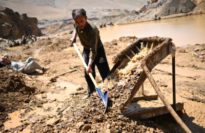 Sejumlah penambang mengekstraksi emas di lembah Gulak-Dara, kawasan Shiwa, Provinsi Badakhshan, Afghanistan timur laut. — Foto AFP