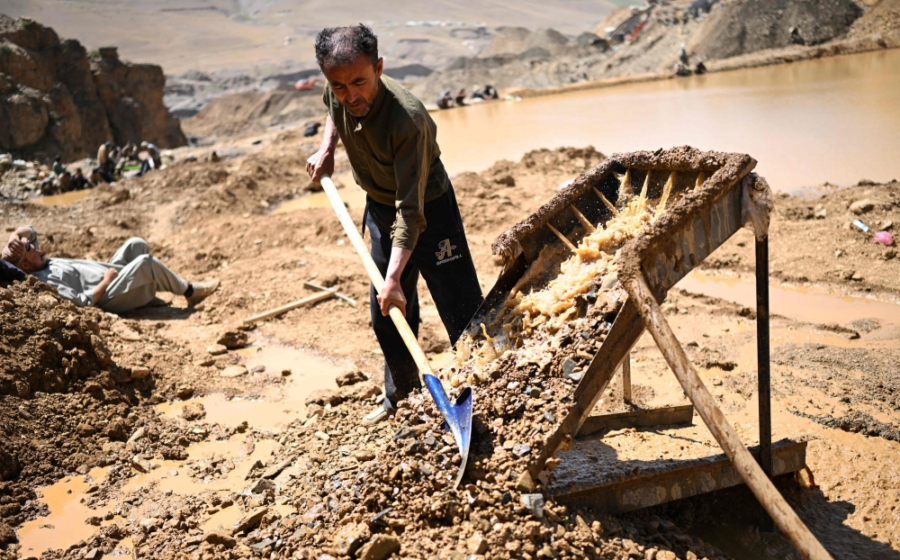 Sejumlah penambang mengekstraksi emas di lembah Gulak-Dara, kawasan Shiwa, Provinsi Badakhshan, Afghanistan timur laut. — Foto AFP