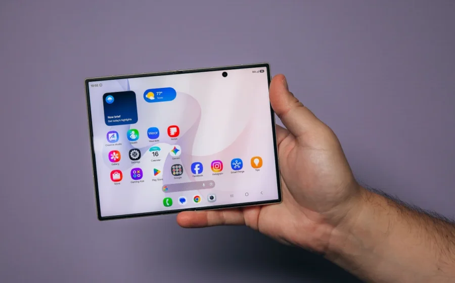 Galaxy Z Fold 8 yang baru memiliki bingkai ultra tipis dan layar fleksibel yang lebar. Kredit: Joseph Maldonado / CNET Group