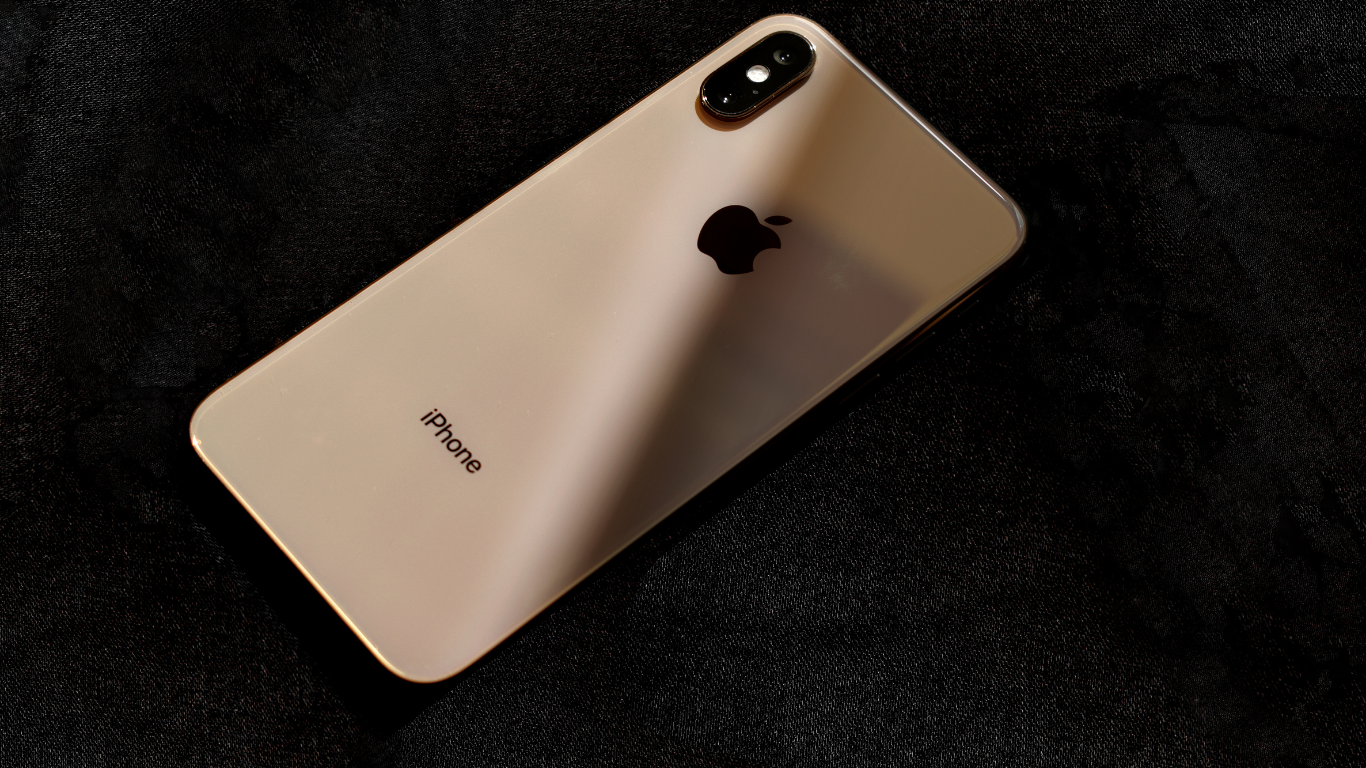 Kehadiran iPhone pada 2007 mengubah arah persaingan industri ponsel dunia dan menjadi salah satu pemicu tergesernya dominasi teknologi Jepang.