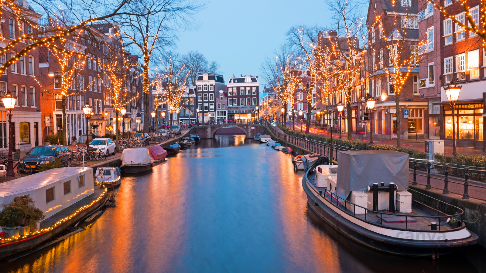 Suasana Kota Amsterdam yang berdiri sekitar tiga meter di bawah permukaan laut, namun tetap berfungsi normal berkat sistem pengelolaan air yang terintegrasi. (Ilustrasi)