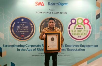 Ariston Novandy Hutagalung, FIFASTRA Marketing Area 3 Department Head FIFGROUP, berfoto bersama penghargaan Indonesia Most Reputable Companies Award 2026 yang diterima FIFASTRA dalam ajang Conference & Awarding SWA dan Business Digest di Hotel Shangri-La, Jakarta, Kamis (10/9).