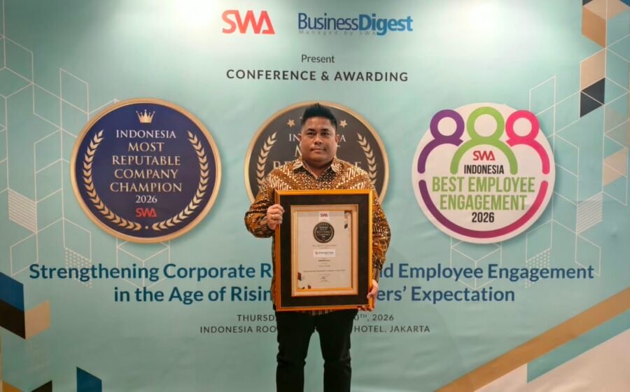 Ariston Novandy Hutagalung, FIFASTRA Marketing Area 3 Department Head FIFGROUP, berfoto bersama penghargaan Indonesia Most Reputable Companies Award 2026 yang diterima FIFASTRA dalam ajang Conference & Awarding SWA dan Business Digest di Hotel Shangri-La, Jakarta, Kamis (10/9).