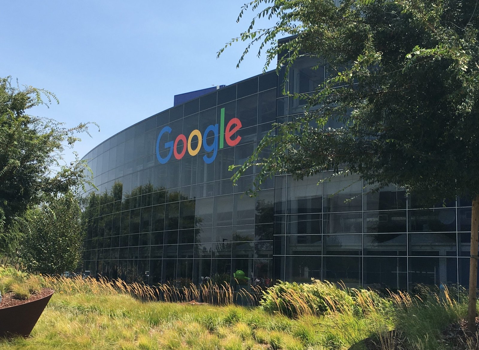 Ulang tahun Google ke-28 jadi momen mengenang perjalanan unik raksasa teknologi ini, dari garasi sewaan hingga bernilai lebih dari $4 triliun.
